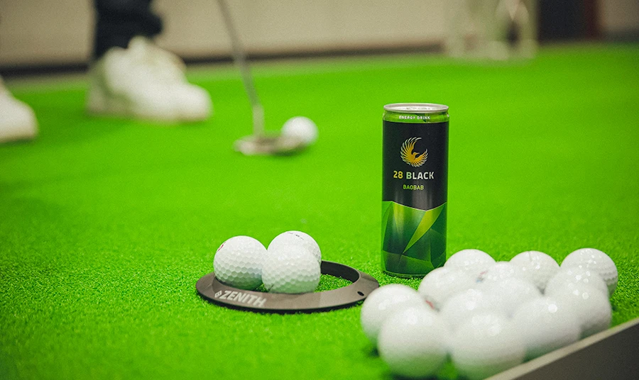 ゴルフは最後のパッティングで決まる。芝に映える、28 BLACK バオバブ