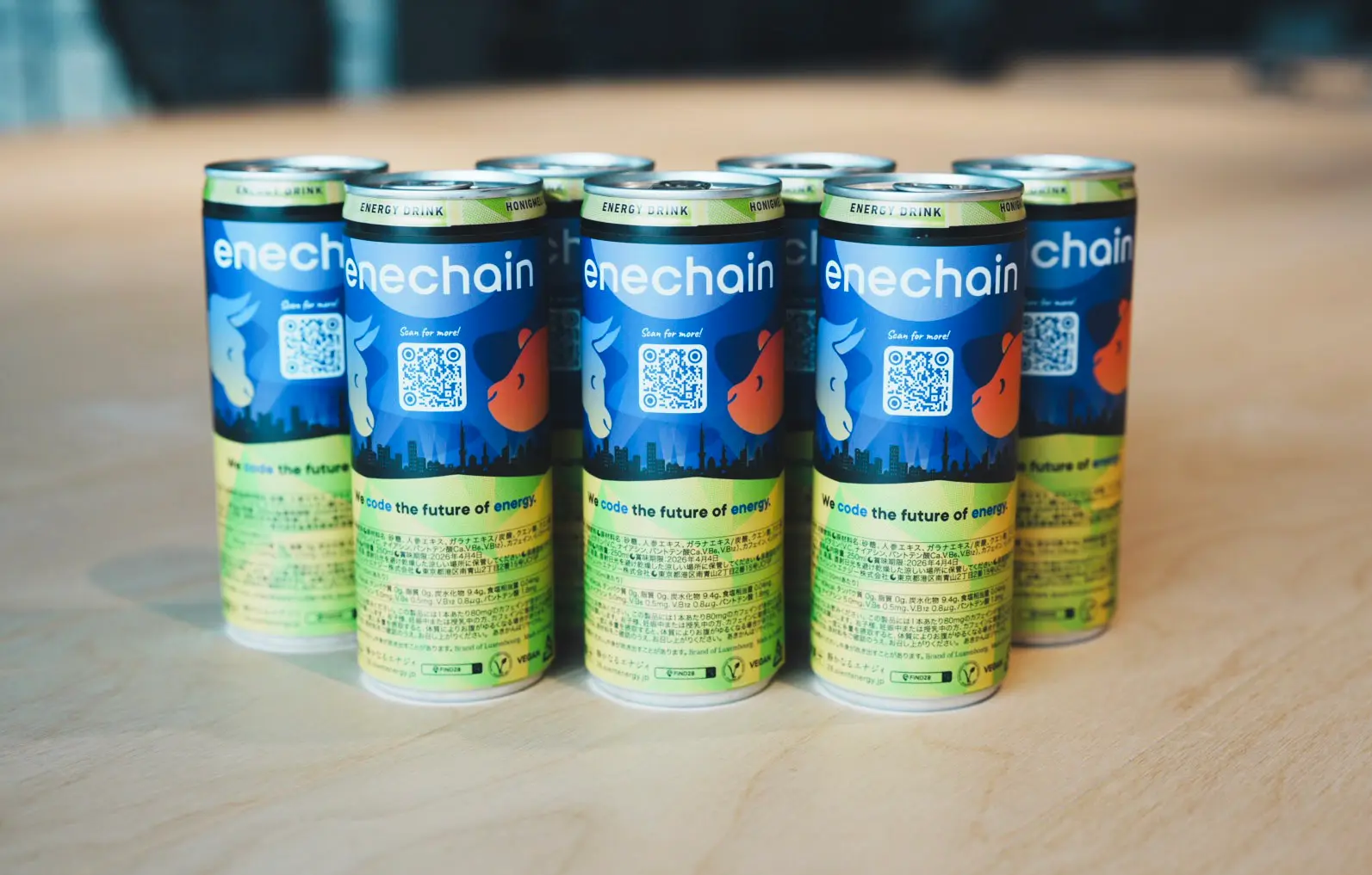 enechain社のオリジナルラベルエナジードリンク。青とオレンジのカラーリングで、エネルギーをテーマにしたデザインが施されている