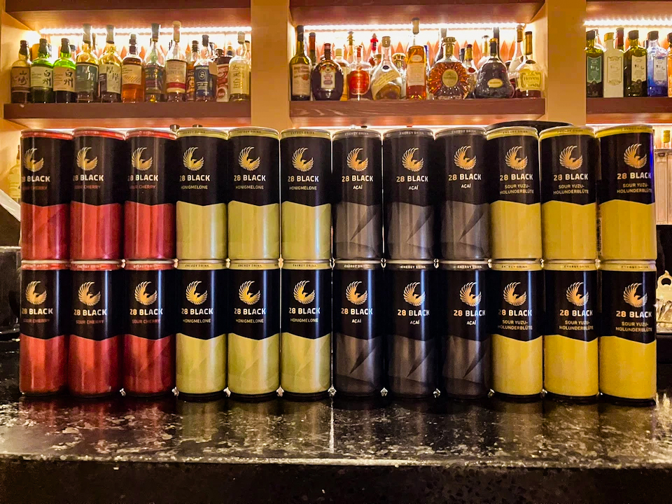 サクラピアスの店内に並べられた28 BLACKの様々なフレーバー缶のコレクション。カウンター上にきれいに整列している