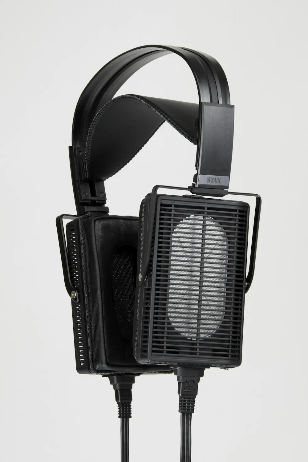 STAX社の静電型ヘッドホン（開放型）。特徴的な角型のハウジングデザインと、STAXのブランドロゴが確認できる